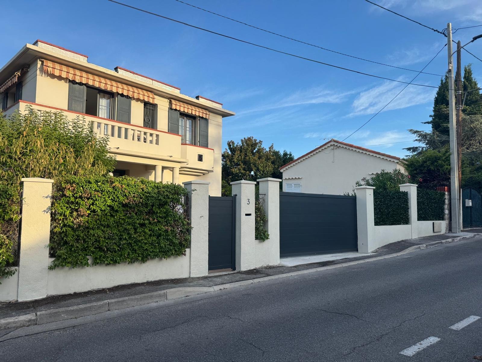 Clôture crépie avec piliers et portail aluminium anthracite à Antibes, réalisée par CEDIEY