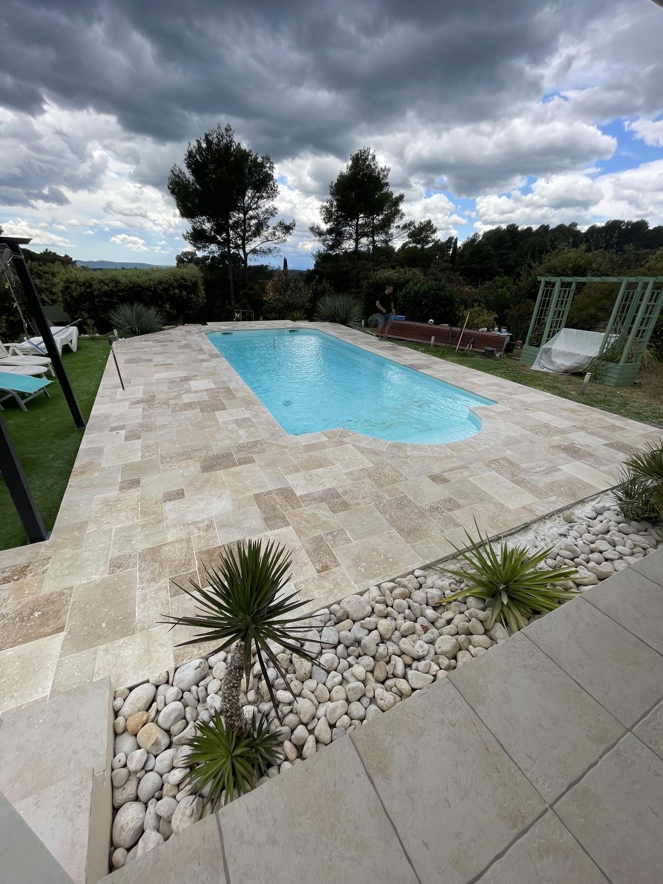 Piscine avec plage en travertin et massif de galets, posés par CEDIEY dans le Var